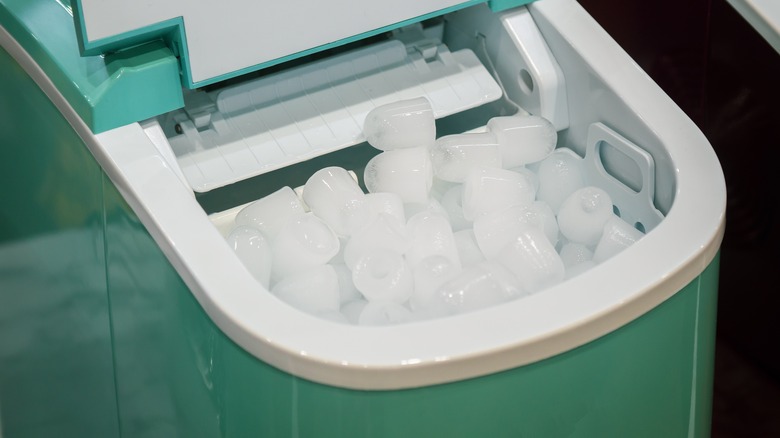 Bullet ice machine with cubes