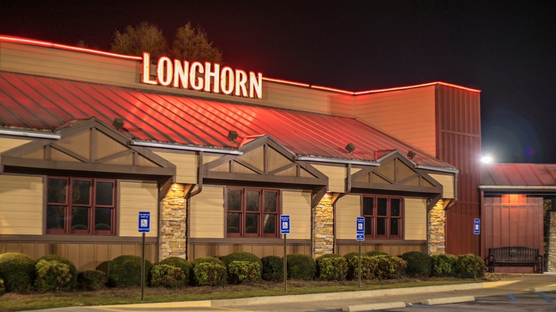 LongHorn Steakhouse exterior, nighttime