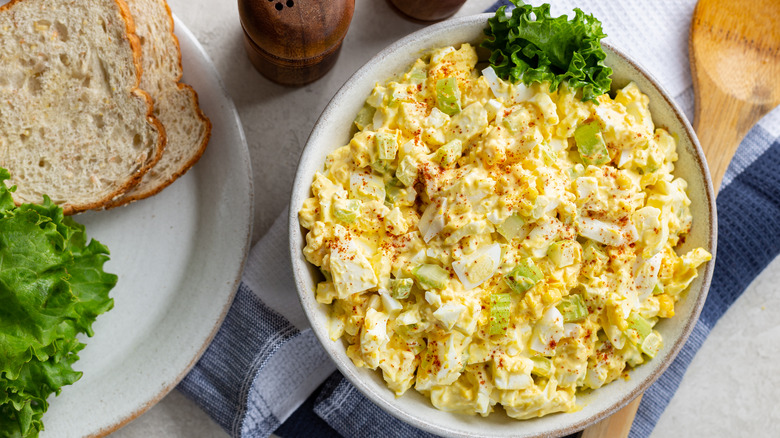 bowl egg salad paprika bread 