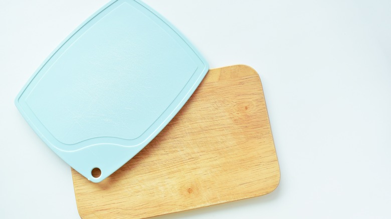 plastic and wood cutting boards