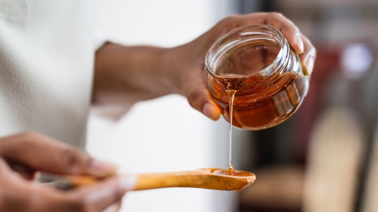 measuring out honey