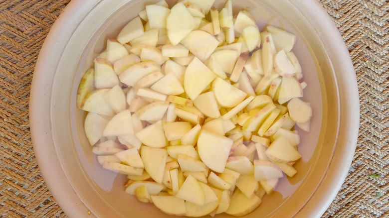 Soaking raw potatoes in water