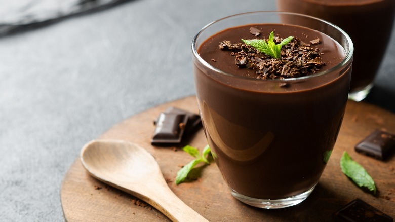 Chocolate pudding with mint