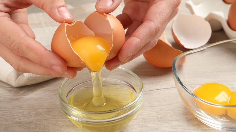 Separating egg yolk and white