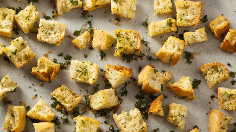 Croutons with herbs