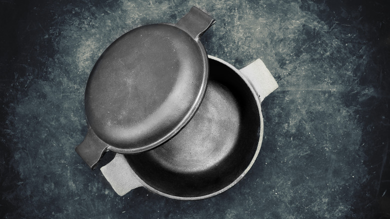 Cast iron pan with cover