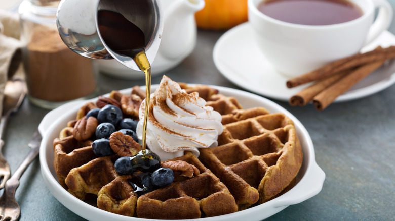 Spiced waffle with syrup