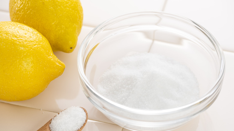 Citric acid powder with lemons
