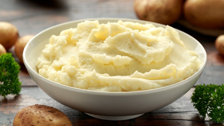 A bowl of mashed potatoes