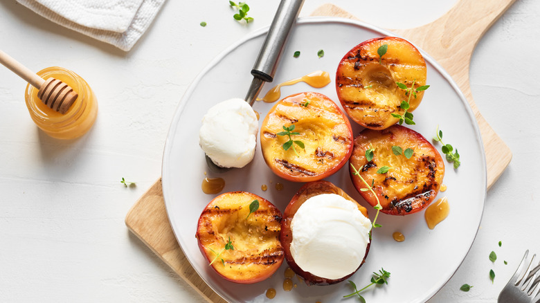 Grilled peaches with ice cream