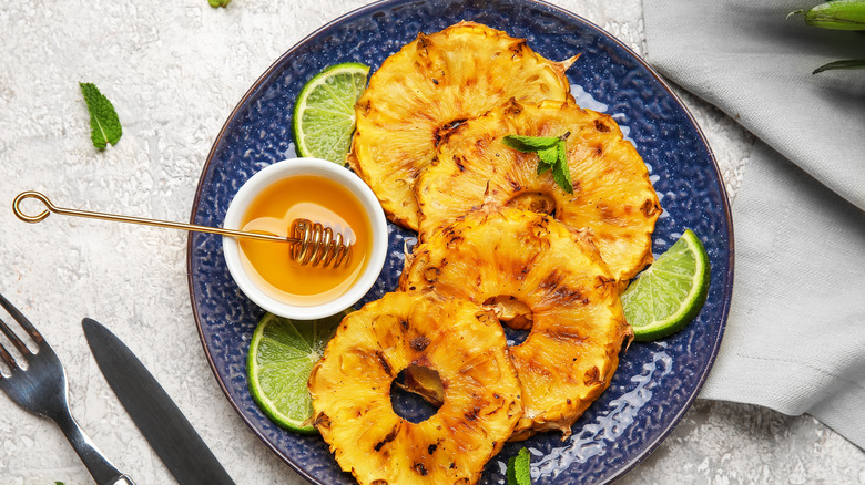 Grilled pineapple with lime