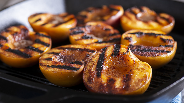 Grilled peaches with cinnamon