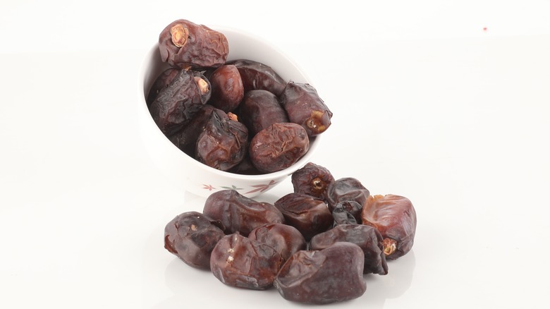 Piarom dates in bowl