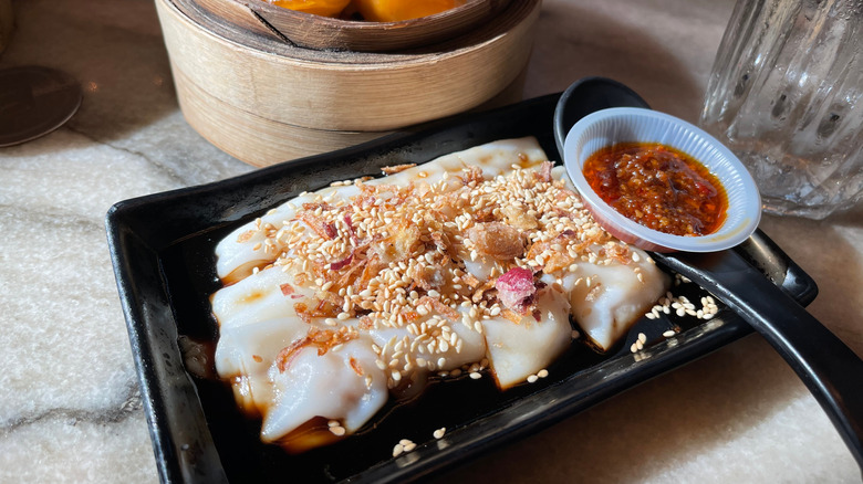 Chee cheong fun with sauce 