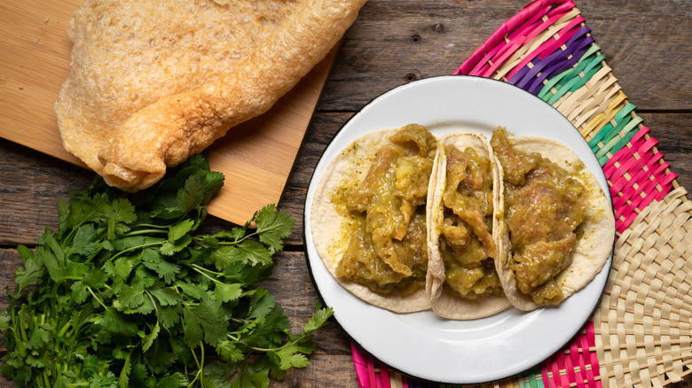 Tacos de chicharrón on plate