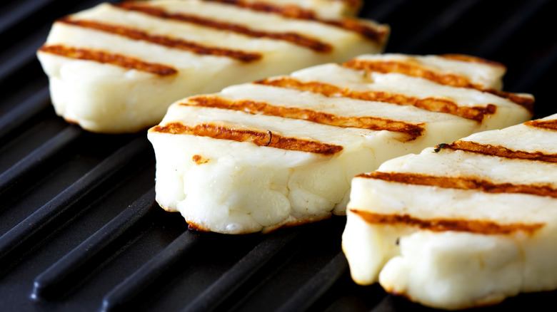 halloumi cheese slices on grill