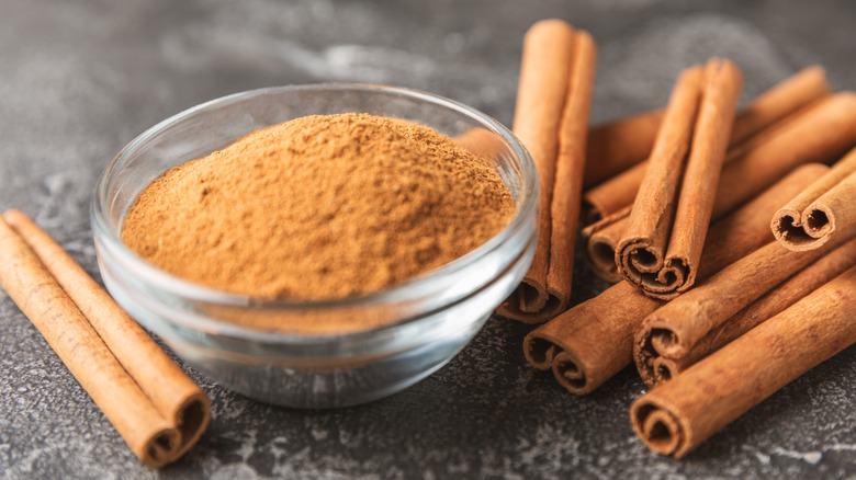 Cinnamon sticks and powder