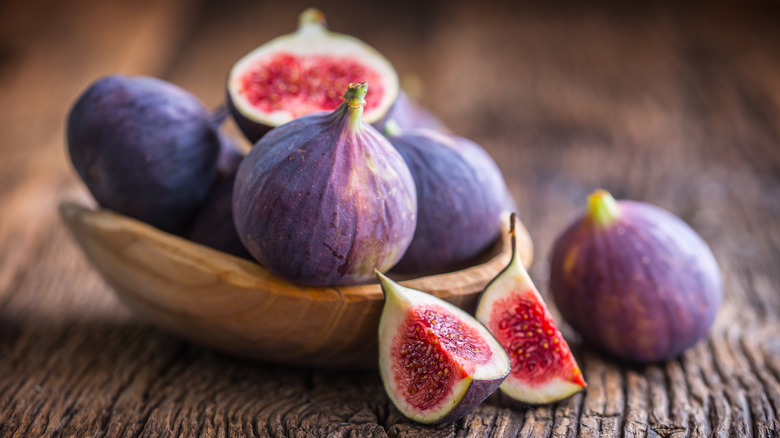 Bowl of fresh, ripe figs