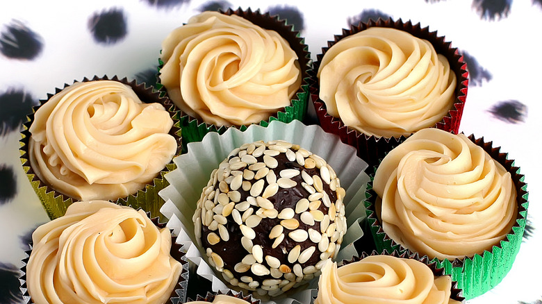 Sesame frosting on cupcakes 