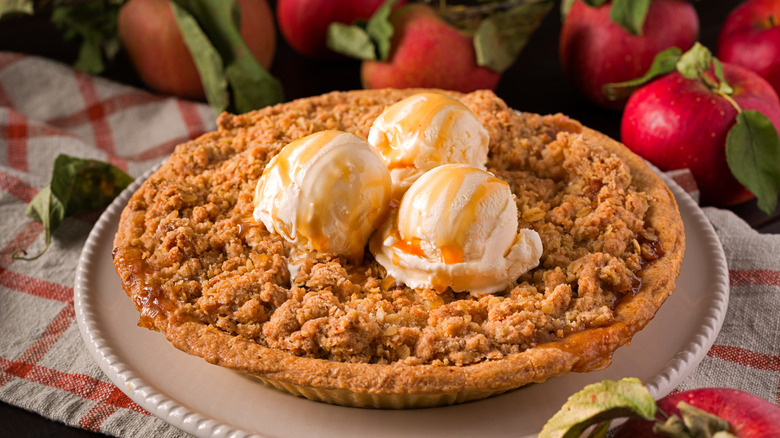 Apple pie with crumb and ice cream
