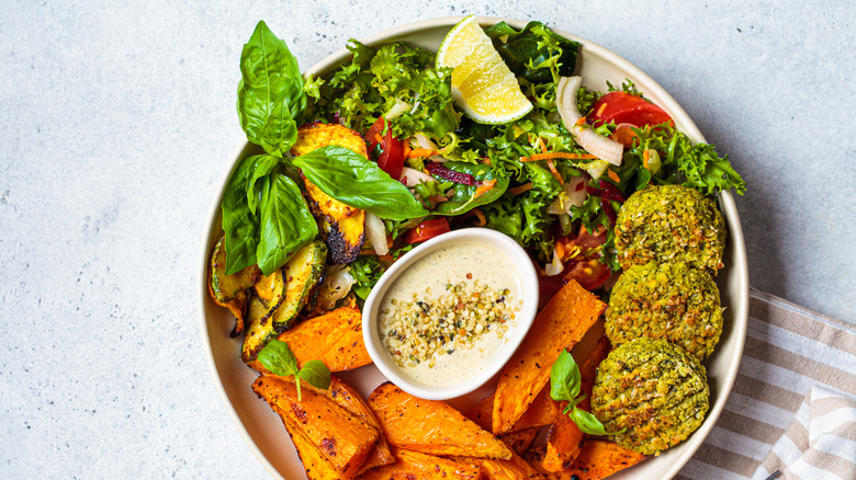 Falafel salad with tahini 