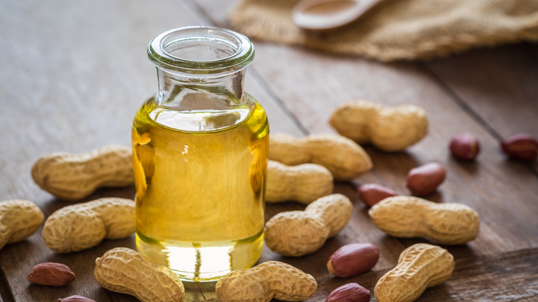 Groundnut oil with whole peanuts