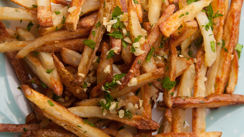 Garlic fries with parsley 