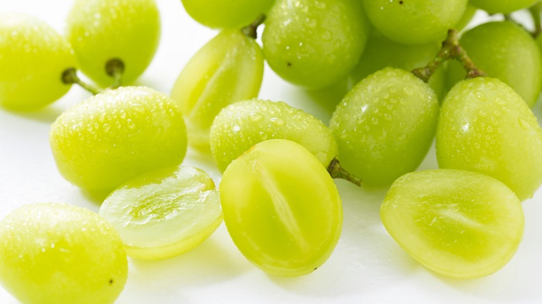 bunch of green grapes