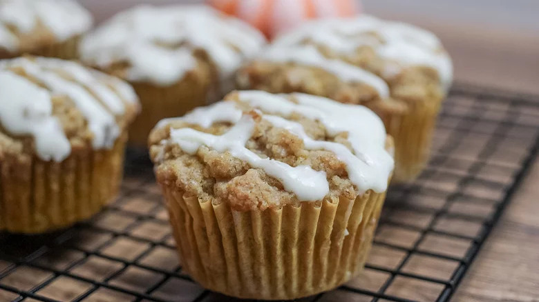 pumpkin streusel muffins on rack