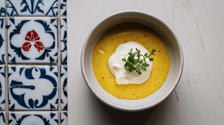 béarnaise sauce in bowl