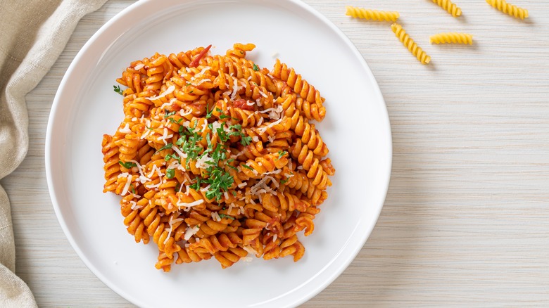 Pasta marinara with fresh basil