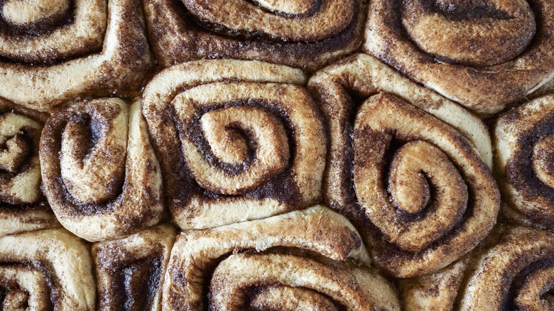 Vegan cinnamon rolls in pan