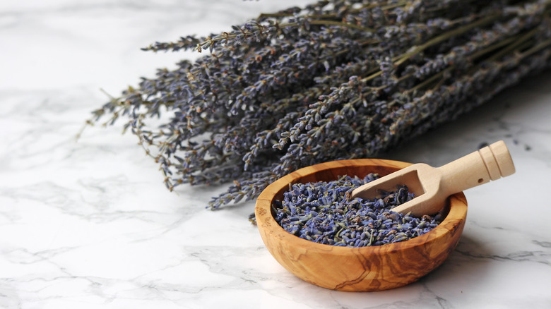 dried lavender in wooden bowl