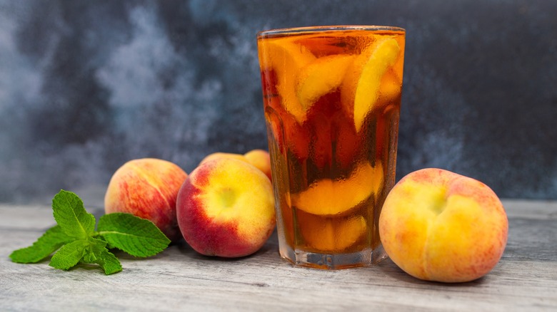 glass of peach iced tea