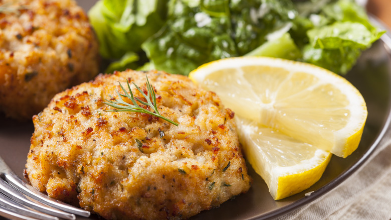 Crab cakes with lemon