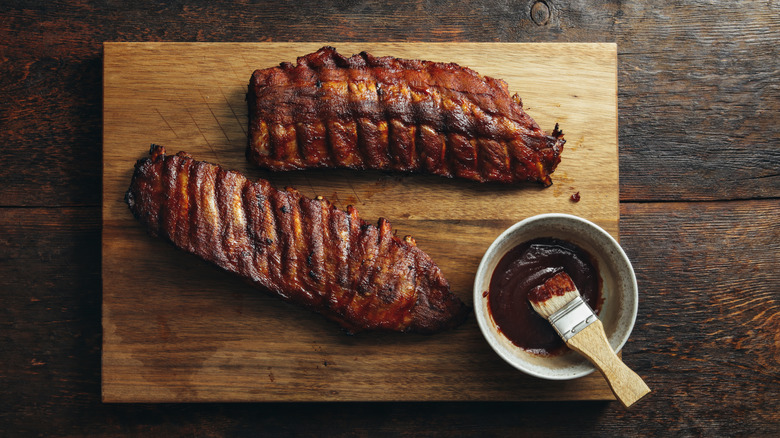 Grilled pork ribs with barbecue sauce