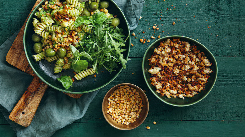 Pasta salad with nuts