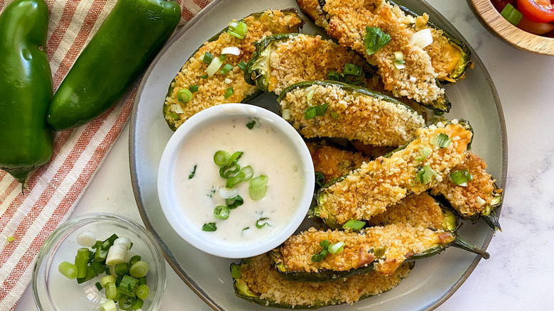 jalapeño poppers with sauce