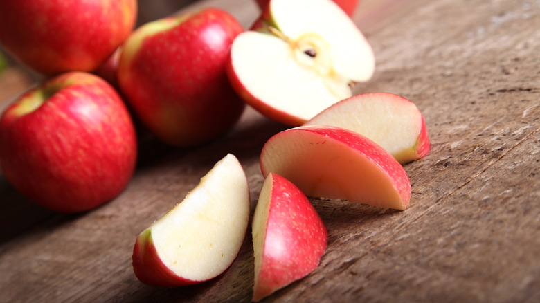 red apple slices