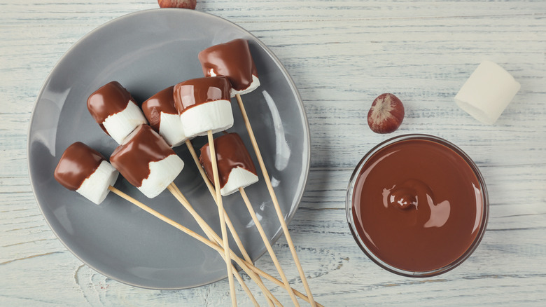 marshmallows in chocolate fondue