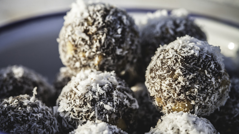 Raw vegan protein balls