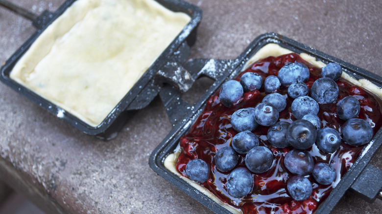 Campfire bluberry pie in iron