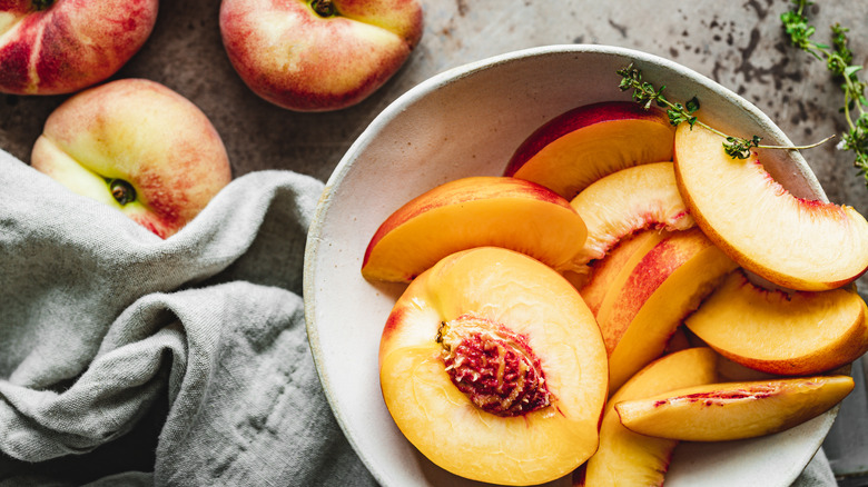 peaches in a bowl