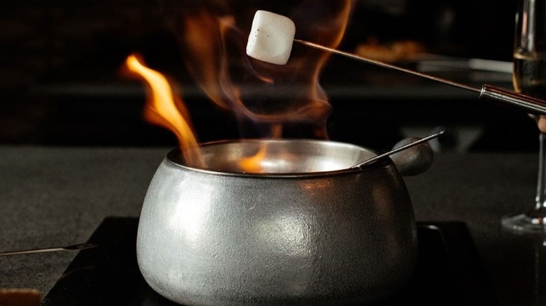 La Fondue flaming dessert fondue