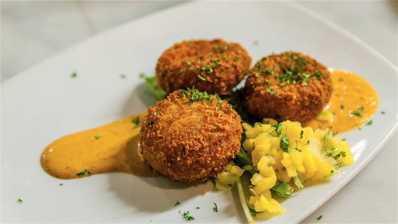 Crab cakes with mango salsa