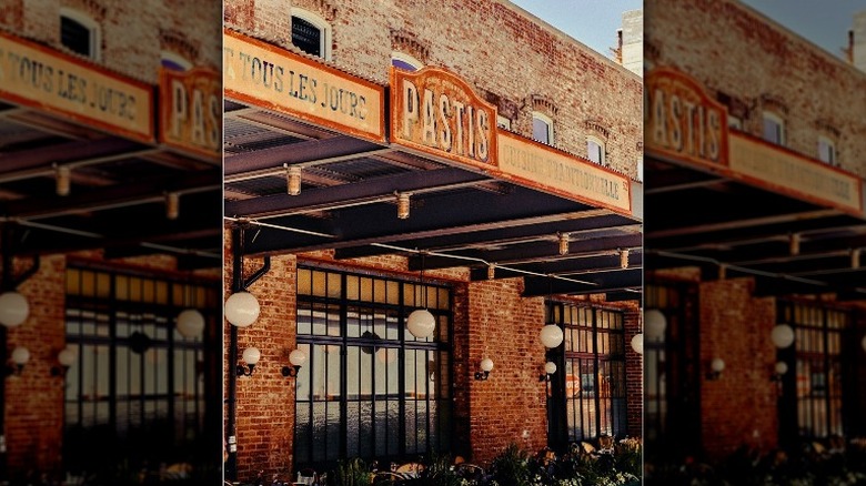 Pastis exterior sign