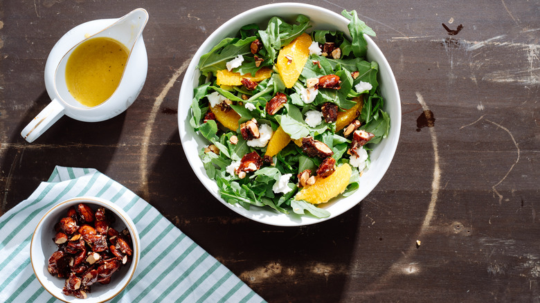 almond spinach salad with dressing