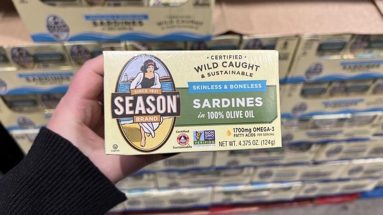 Season sardines in olive oil 