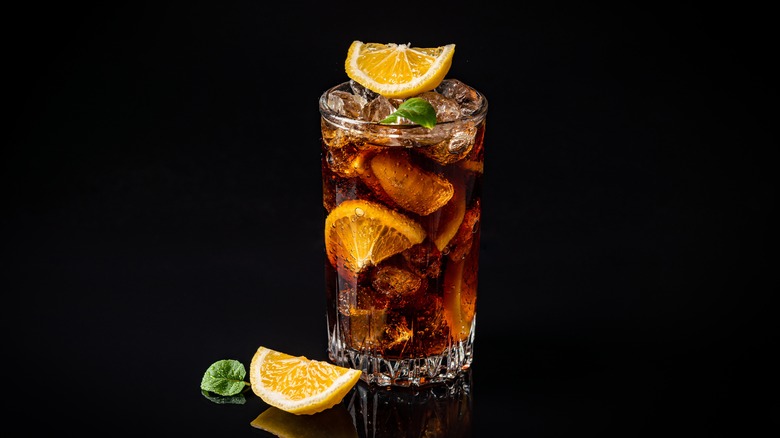 Cuba Libre with lemon slices