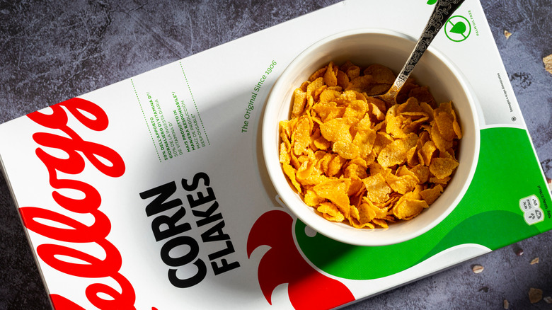 corn flakes in bowl on box